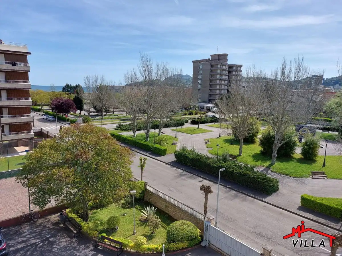 Vista exterior de Piso de alquiler en Laredo con Calefacción, Terraza y Amueblado