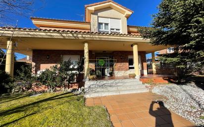 Exterior view of House or chalet for sale in Villaquilambre  with Heating and Private garden