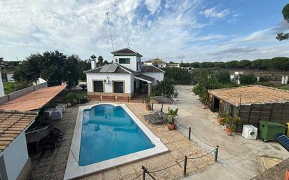 Vista exterior de Casa o xalet en venda en Hinojos amb Aire condicionat, Terrassa i Piscina