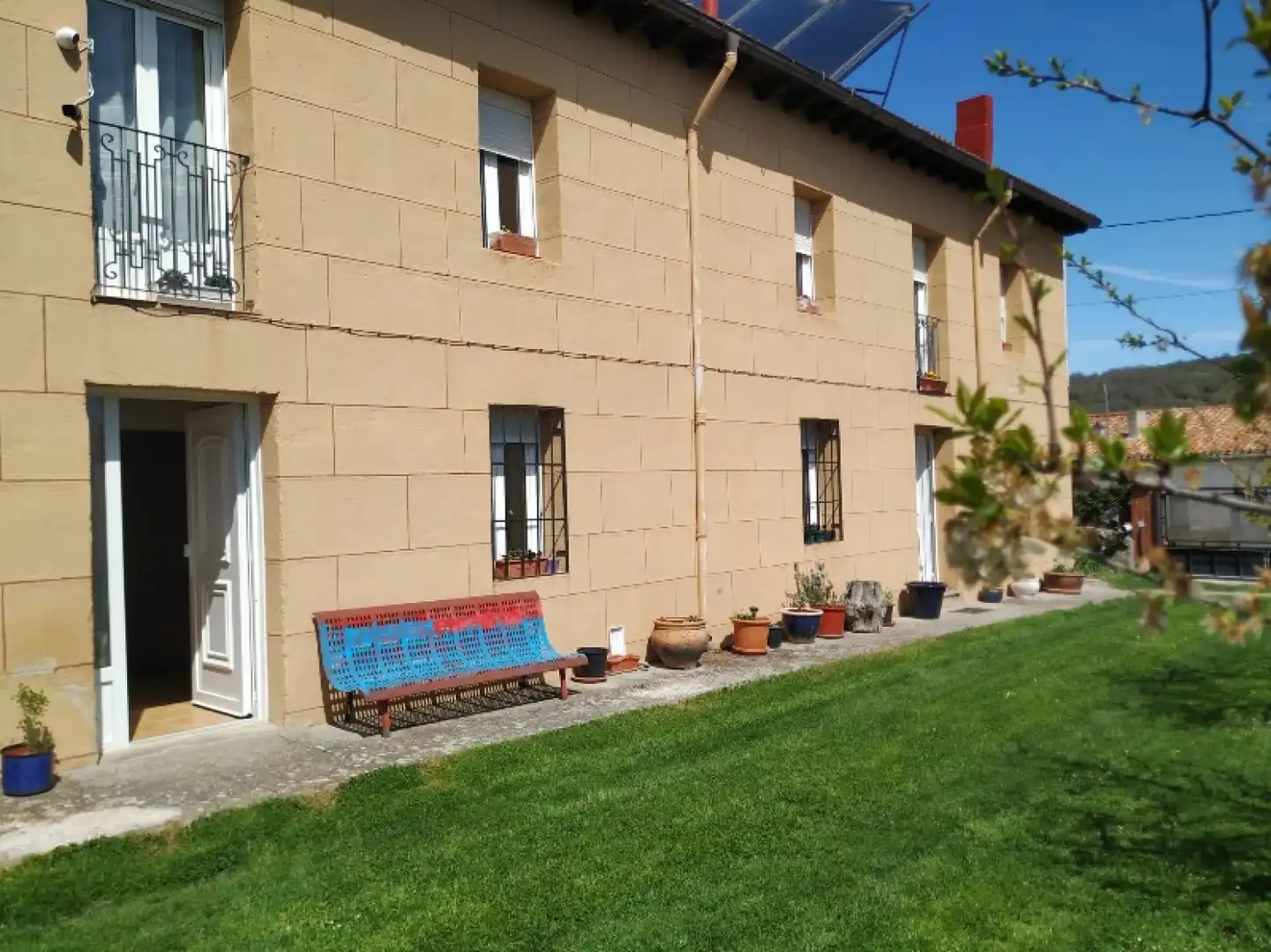 Vista exterior de Casa o xalet en venda en Valle de Valdelucio amb Calefacció, Jardí privat i Parquet