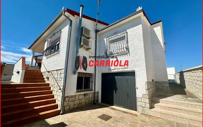 Vista exterior de Casa o xalet en venda en La Torre de Esteban Hambrán amb Terrassa i Piscina