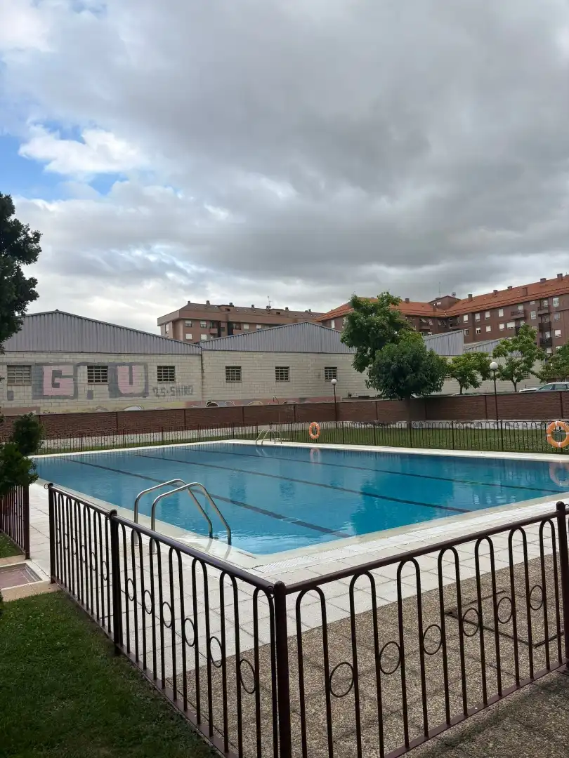 Piscina de Local en venda en  Logroño amb Moblat