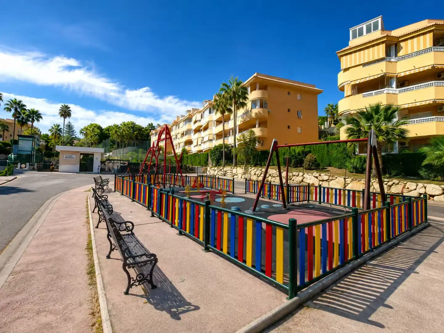 Vista exterior de Àtic de lloguer en Fuengirola amb Aire condicionat, Jardí privat i Terrassa