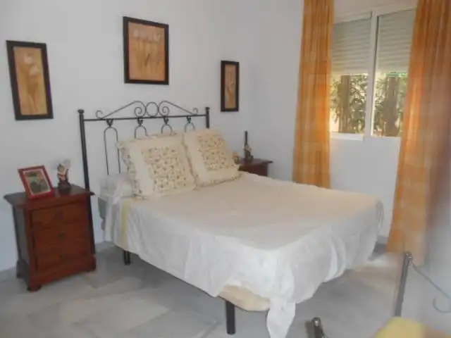Schlafzimmer von Wohnungen zum Verkauf in Fuengirola mit Klimaanlage, Heizung und Privatgarten