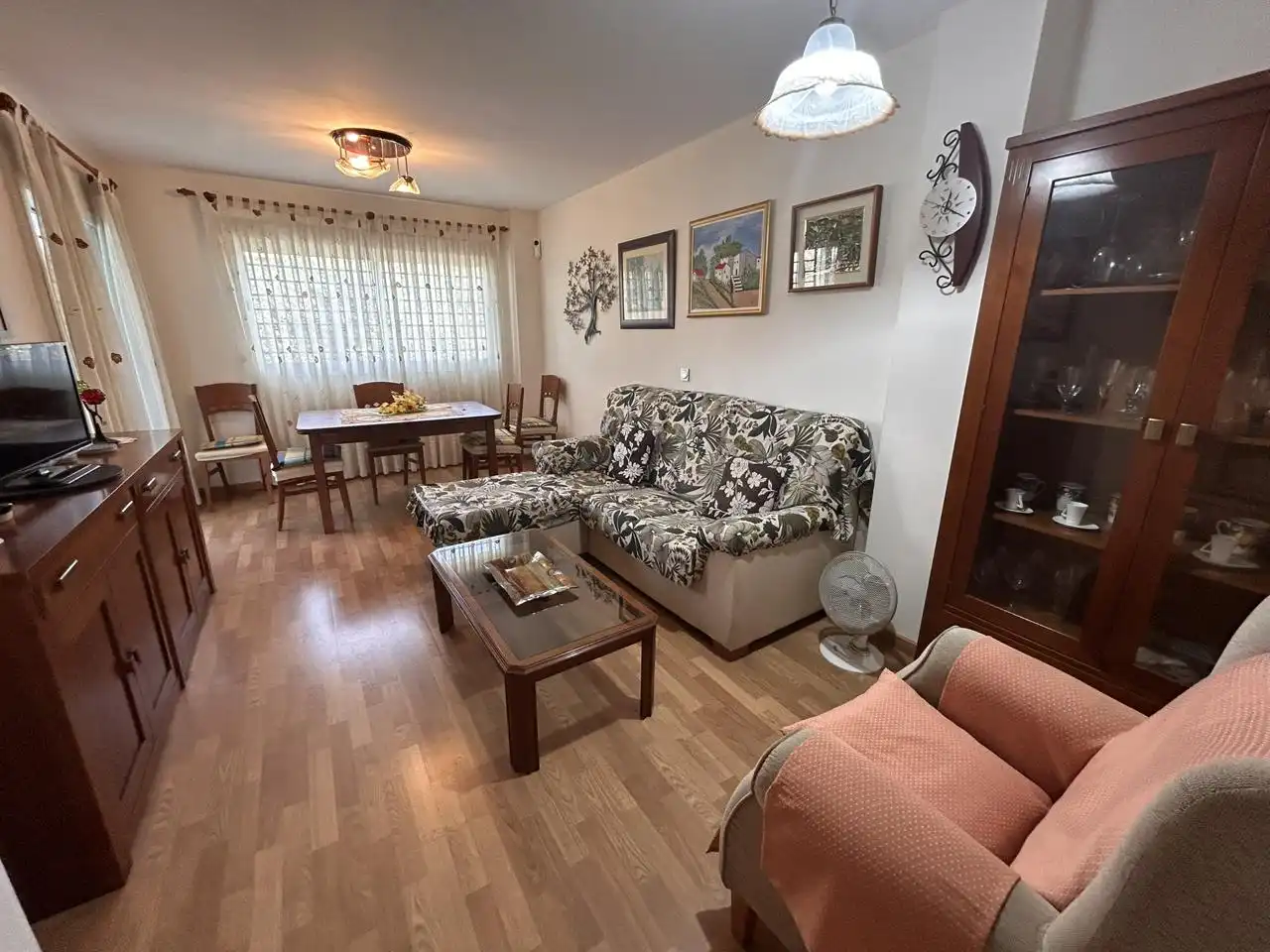 Sala d'estar de Planta baixa de lloguer en Rincón de la Victoria amb Parquet, Terrassa i Moblat