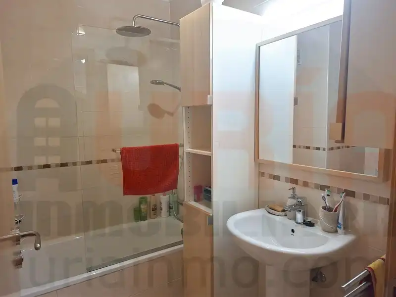 Baño de Casa o chalet en venta en Sariego con Calefacción, Terraza y Trastero