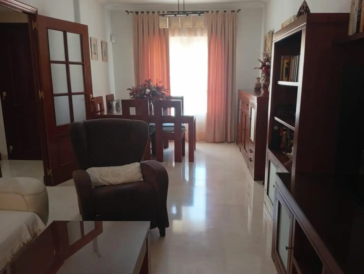 Sala de estar de Casa adosada en venta en Alcalá de Guadaira con Aire acondicionado, Calefacción y Terraza