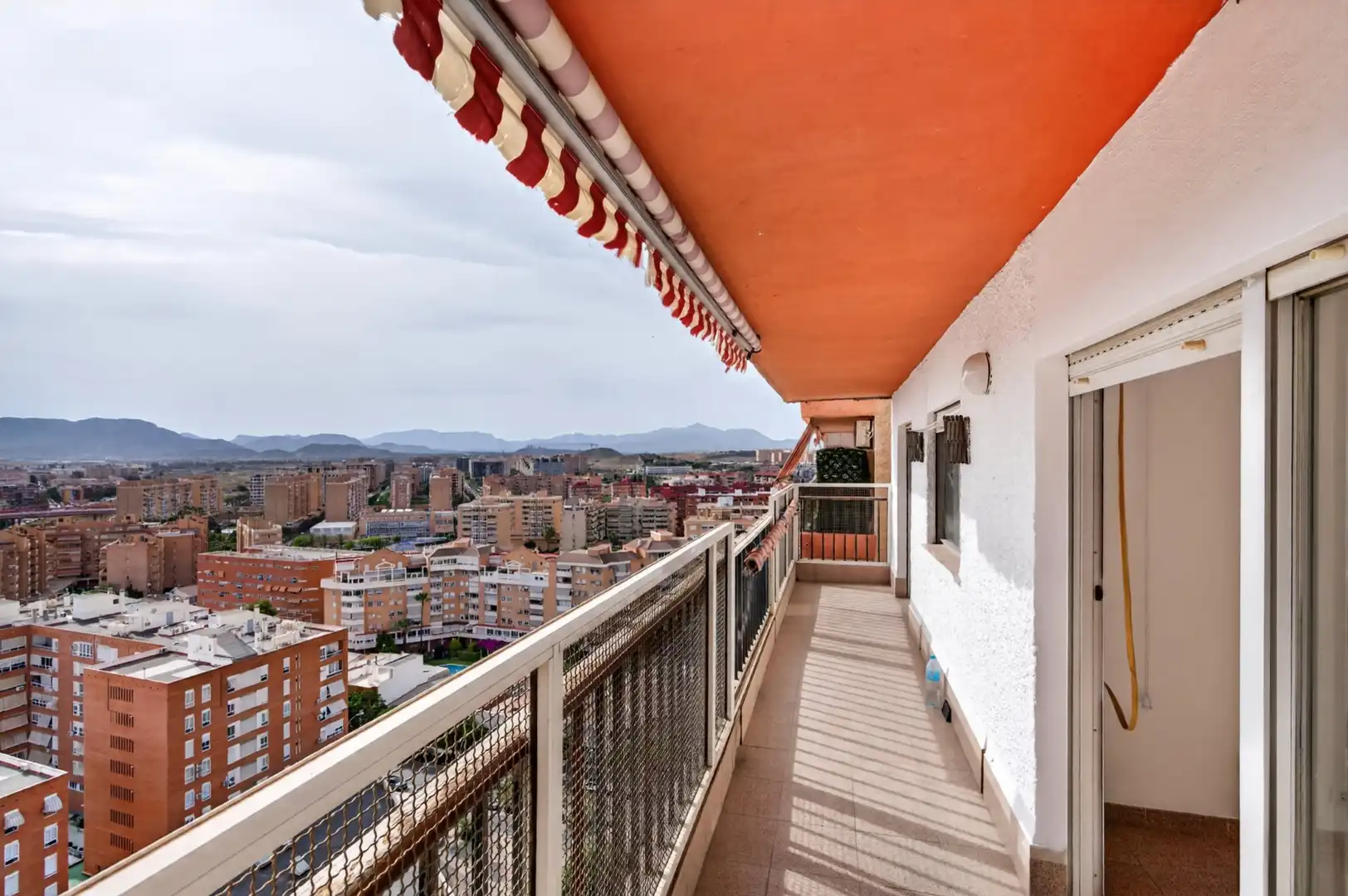 Vista exterior de Piso en venta en Alicante / Alacant con Terraza y Piscina