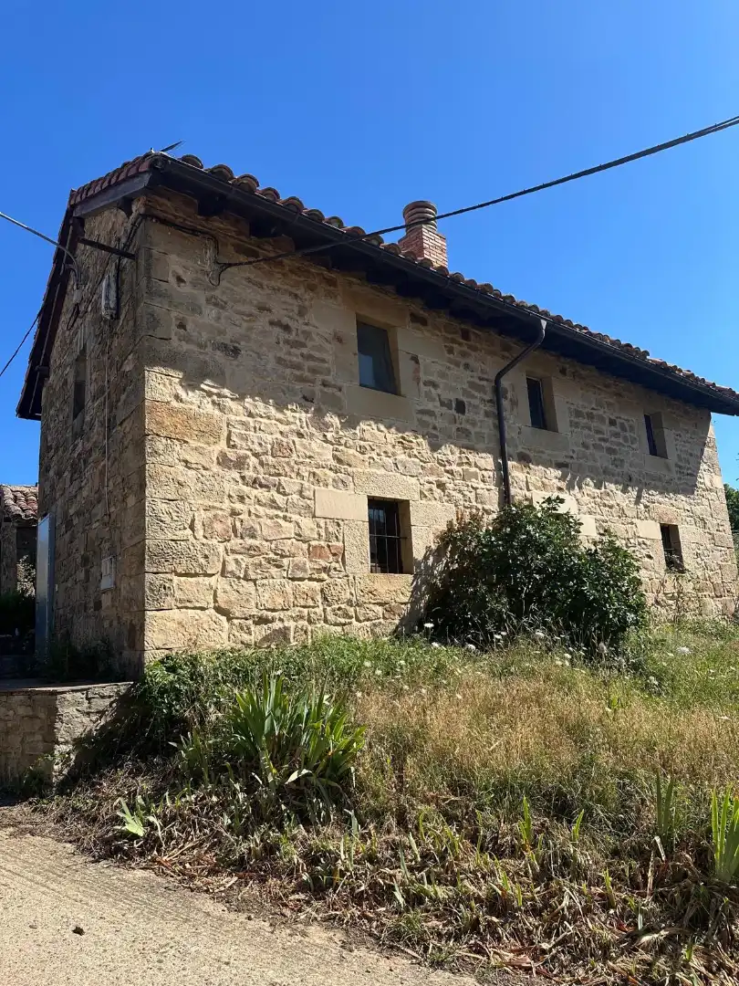 Vista exterior de Finca rústica en venda en Barruelo de Santullán amb Parquet