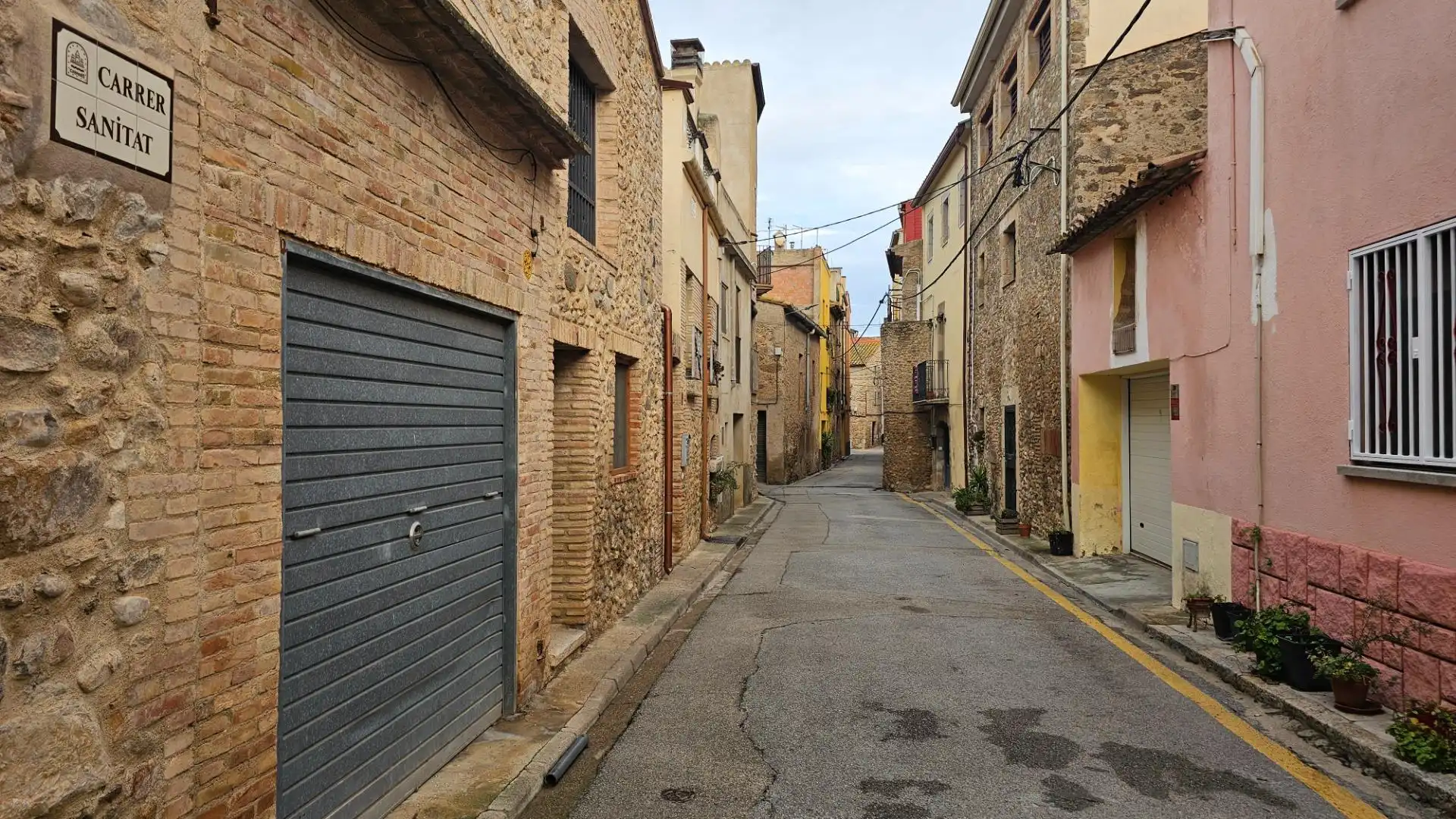 Außenansicht von Einfamilien-Reihenhaus zum Verkauf in Cabanes (Girona) mit Heizung und Balkon