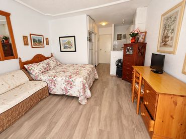 Flat with lift for sale in Avenida Gamonal 7