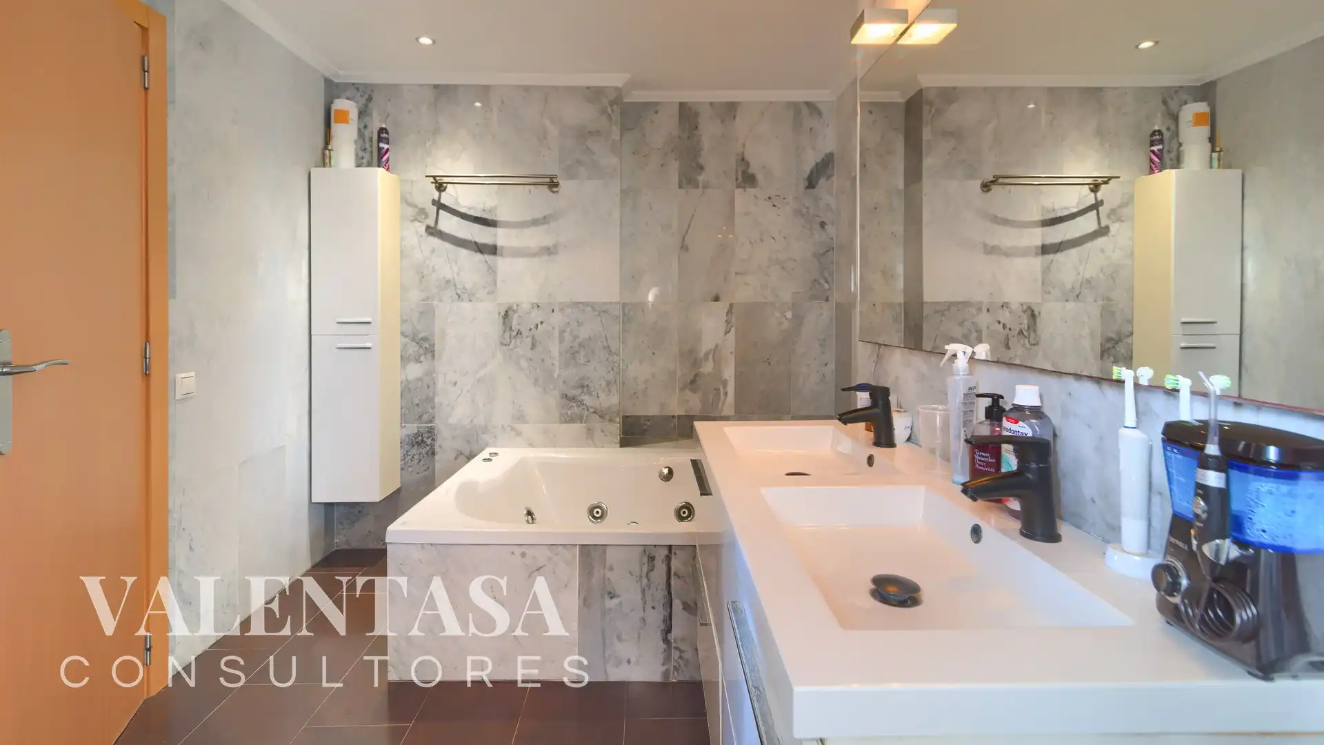 Bathroom of Houses for sale in L'Eliana  with Air Conditioner, Heating and Private garden