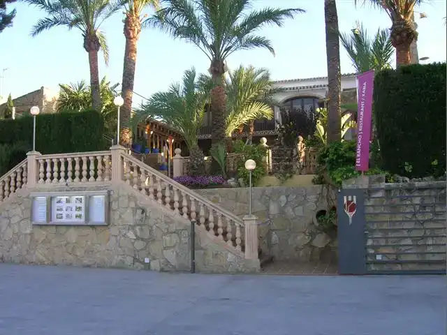 Geschaftsraum zur Miete in Jávea / Xàbia mit Klimaanlage und Möbliert