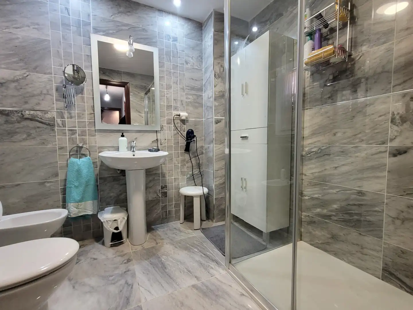 Bathroom of Flat for sale in Granada  with Air Conditioner, Heating and Storage room