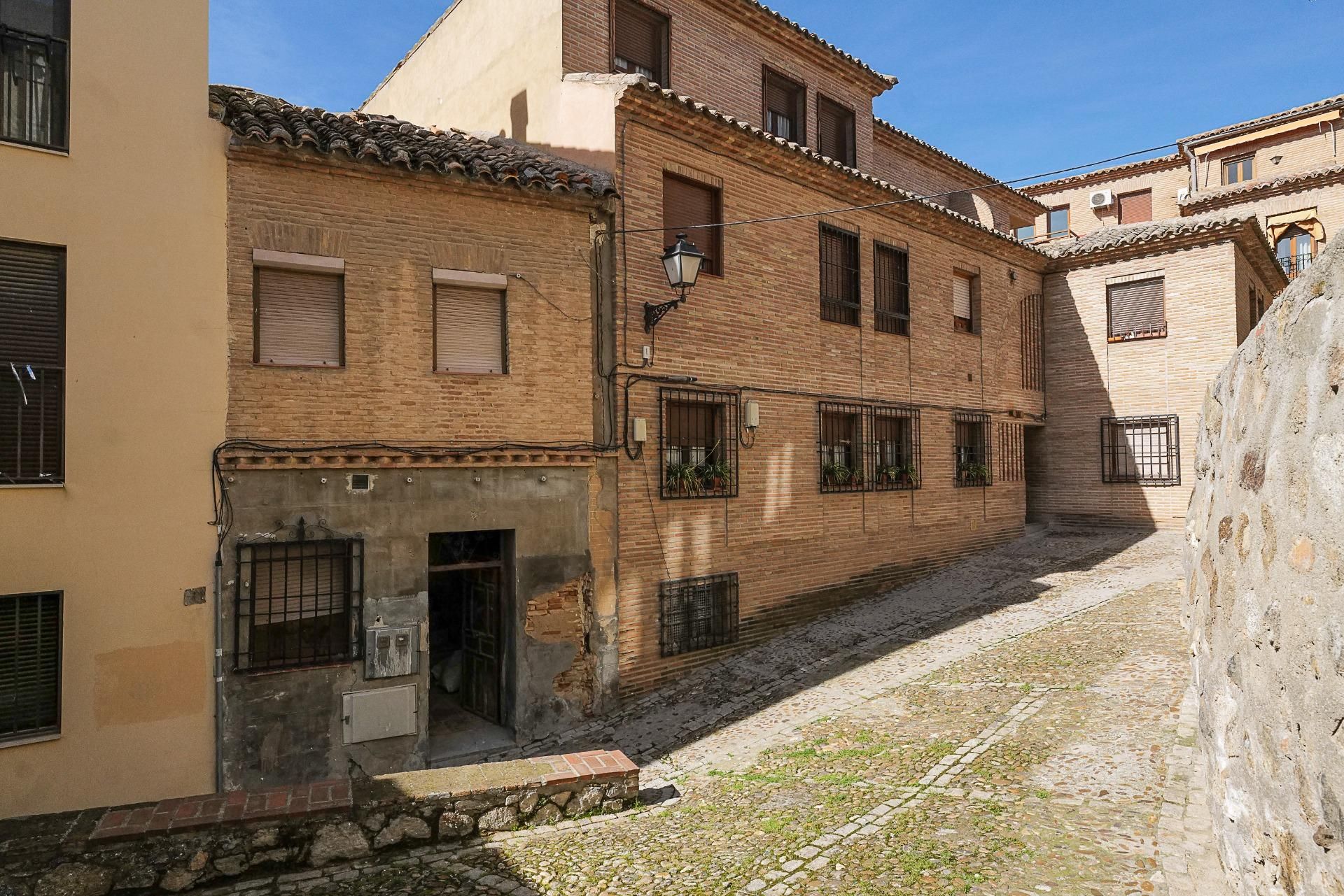 Exterior view of Building for sale in  Toledo Capital