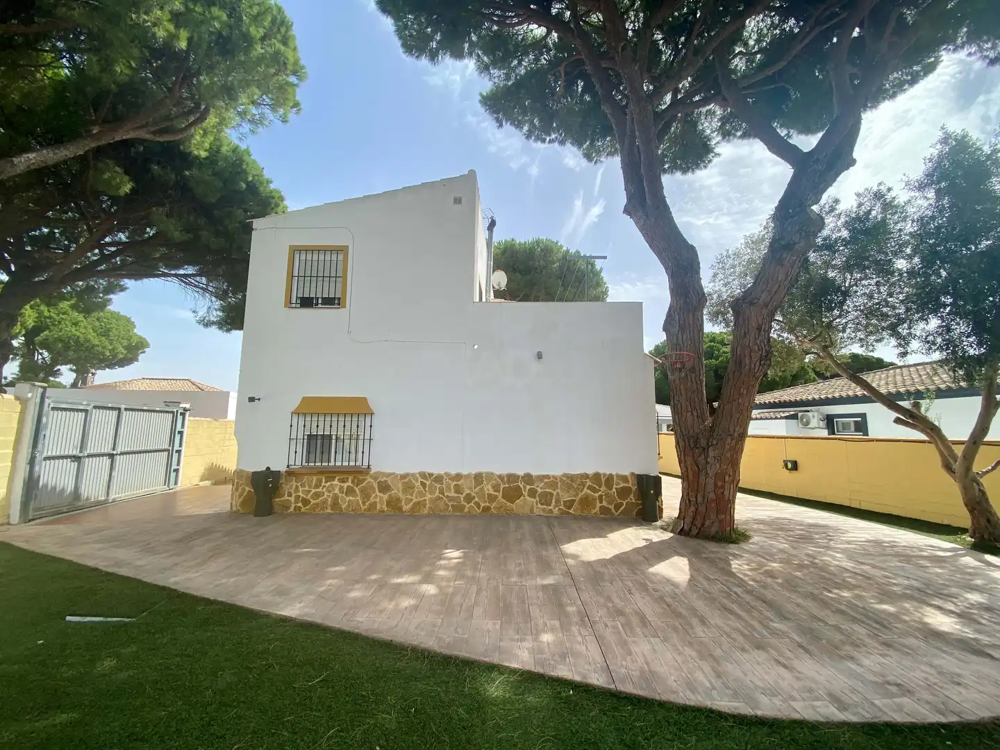 Vista exterior de Casa o xalet en venda en Chiclana de la Frontera amb Piscina