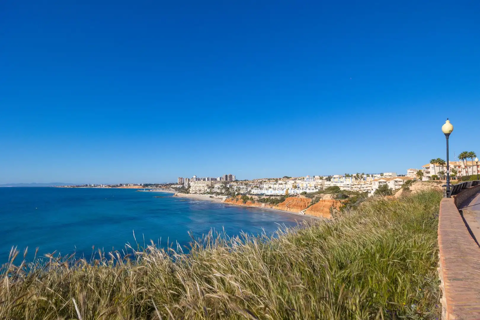 Vista exterior de Piso en venta en Orihuela con Aire acondicionado, Amueblado y Piscina comunitaria