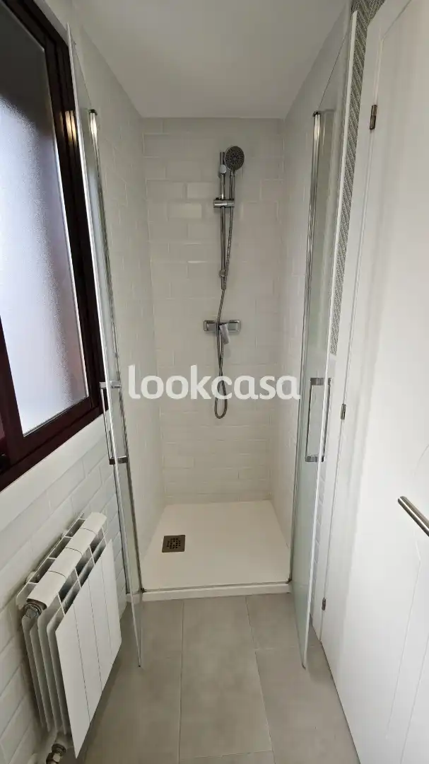 Baño de Piso en venta en Poio con Calefacción, Parquet y Horno