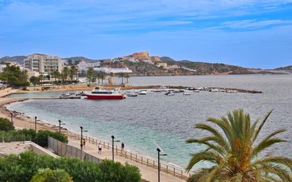 Vista exterior de Àtic en venda en Eivissa amb Aire condicionat, Terrassa i Balcó