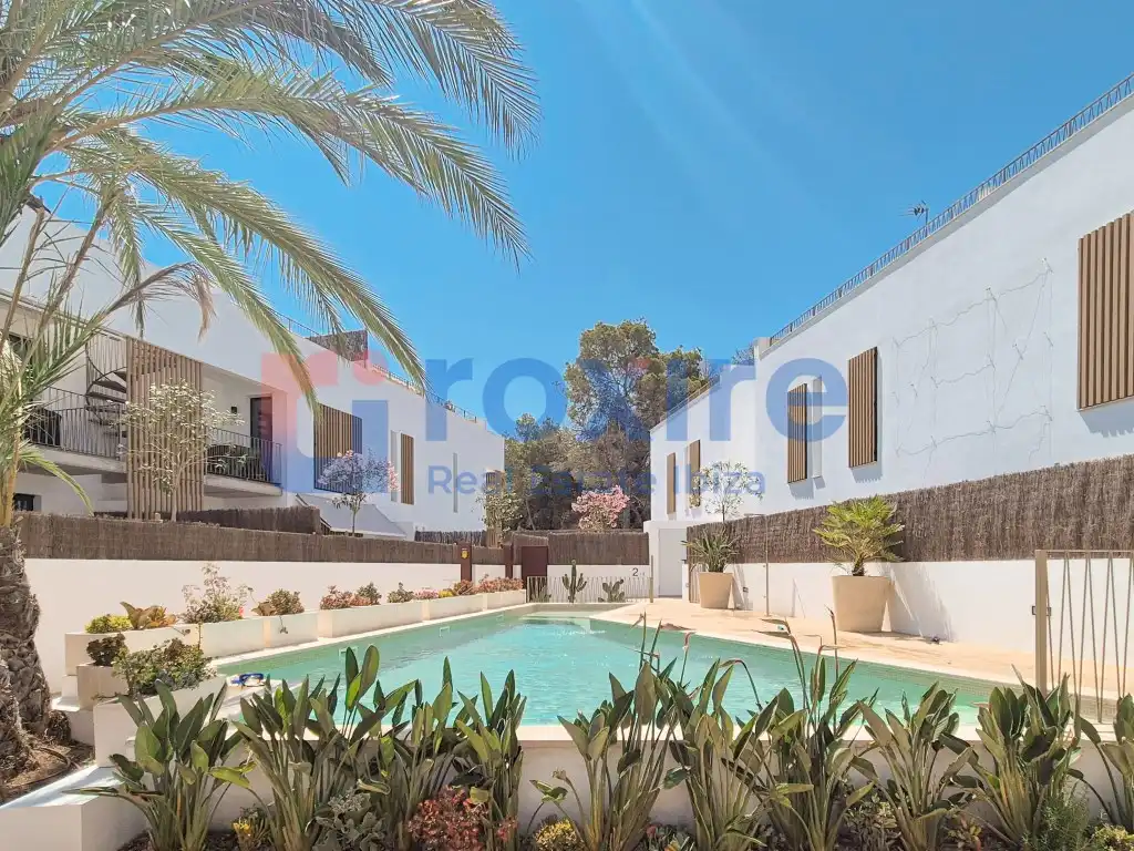 Vista exterior de Planta baixa en venda en Sant Antoni de Portmany amb Jardí privat, Terrassa i Piscina