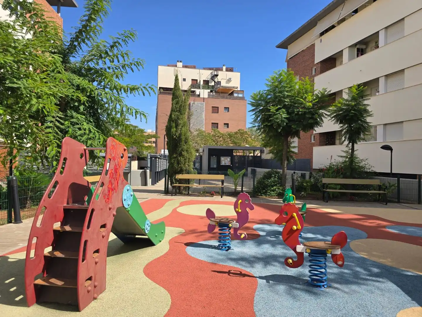Vista exterior de Pis en venda en Mairena del Aljarafe amb Aire condicionat i Terrassa