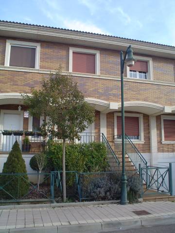 Casa adosada en Venta en Villaumbrales