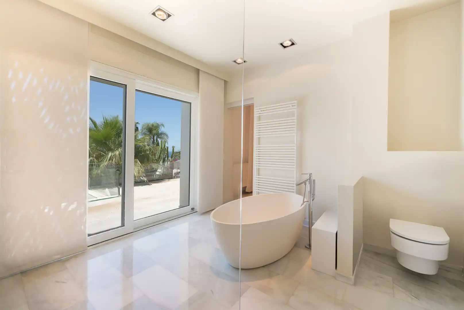 Badezimmer von Haus oder Chalet zum Verkauf in Marbella mit Klimaanlage, Privatgarten und Terrasse
