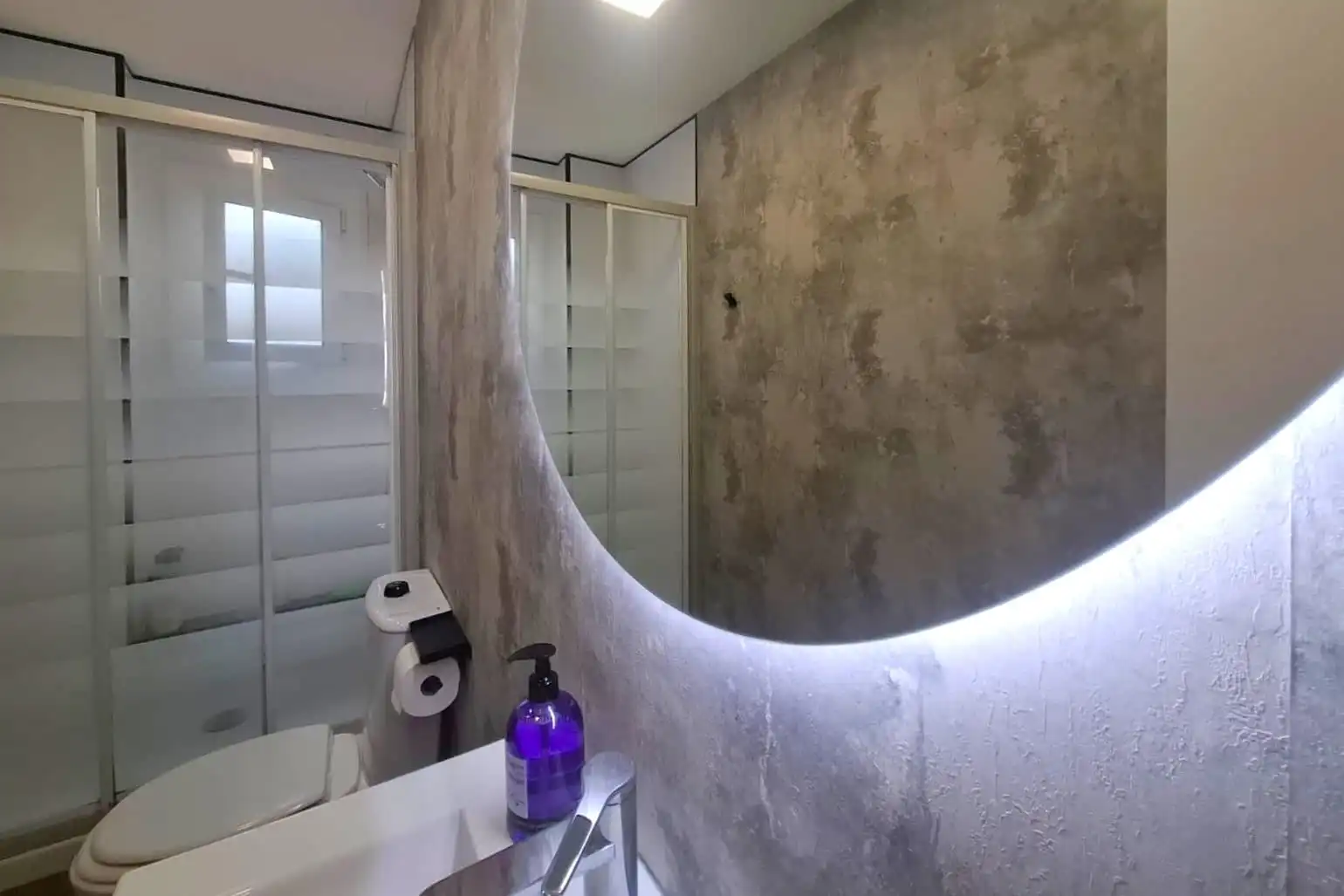 Bathroom of Flat for sale in Castelldefels  with Air Conditioner, Heating and Parquet flooring