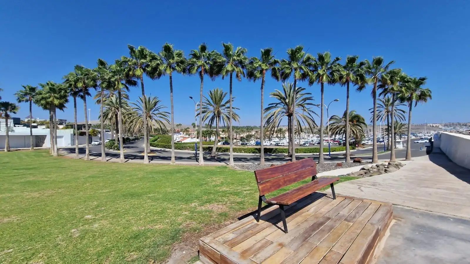 Außenansicht von Einfamilien-Reihenhaus zur Miete in San Bartolomé de Tirajana mit Klimaanlage, Privatgarten und Terrasse