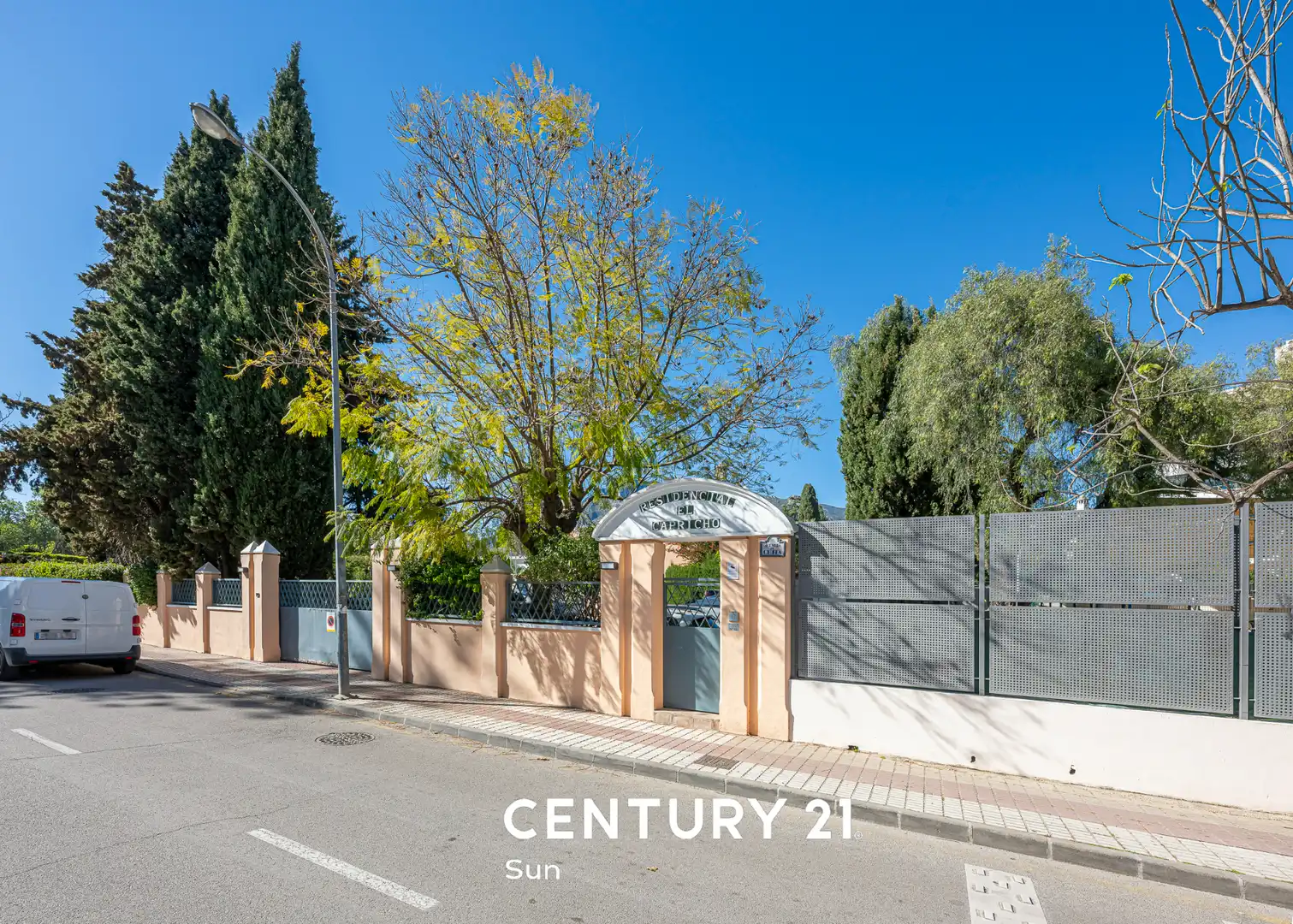 Vista exterior de Casa adosada en venta en Marbella con Aire acondicionado, Calefacción y Jardín privado