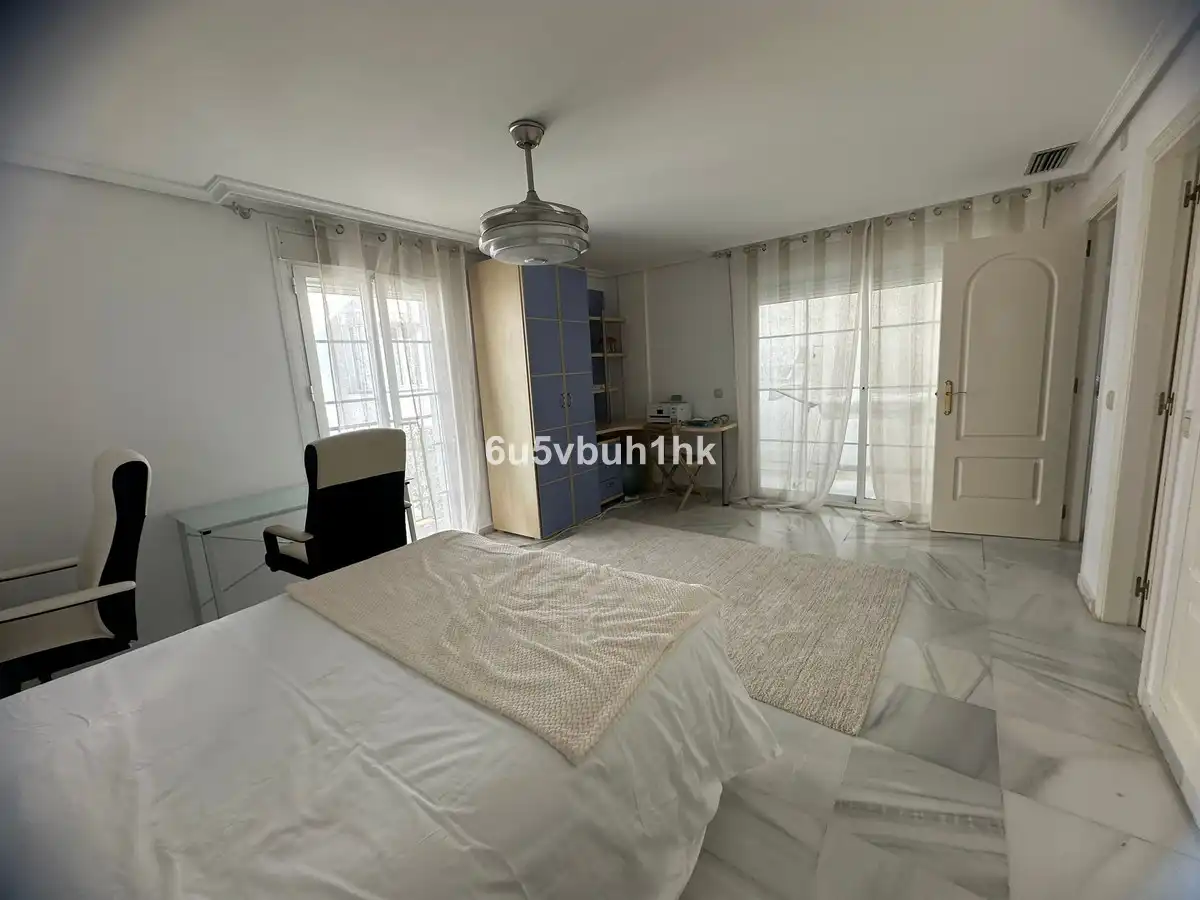 Dormitori de Casa adosada de lloguer en Marbella amb Aire condicionat, Jardí privat i Piscina