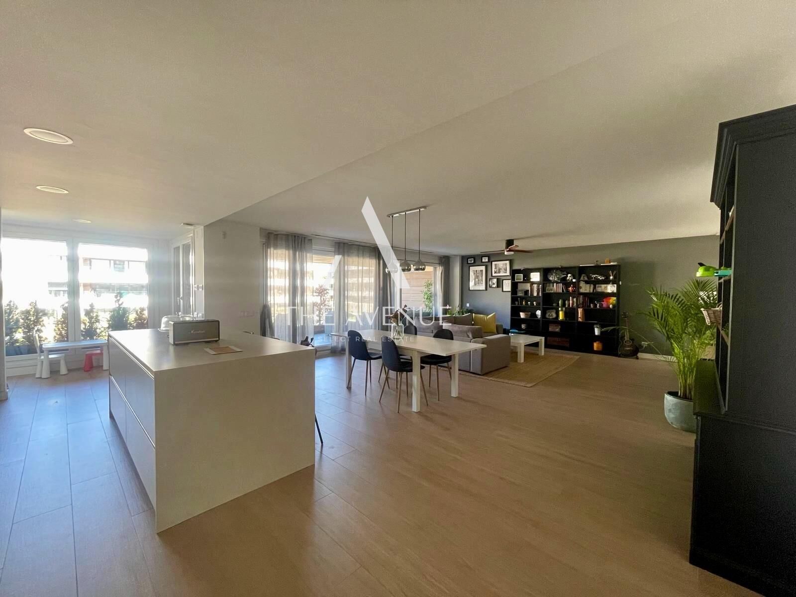 Sala d'estar de Pis en venda en La Moraleja amb Aire condicionat, Calefacció i Jardí privat