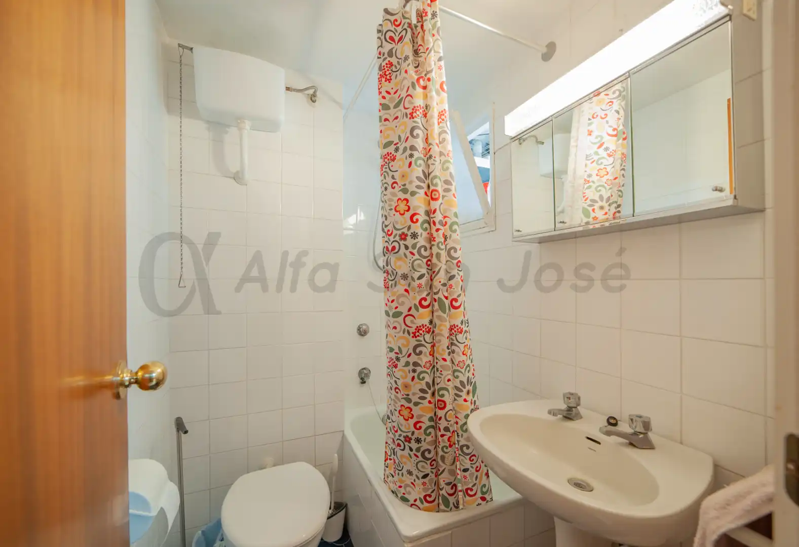 Bathroom of Flat for sale in Sevilla  with Furnished and Balcony