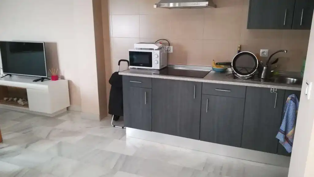 Cuina de Apartament de lloguer en Sevilla amb Aire condicionat, Calefacció i Moblat