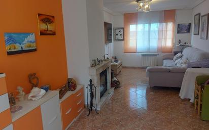 Sala d'estar de Casa adosada en venda en Arroyomolinos (Madrid) amb Aire condicionat i Terrassa
