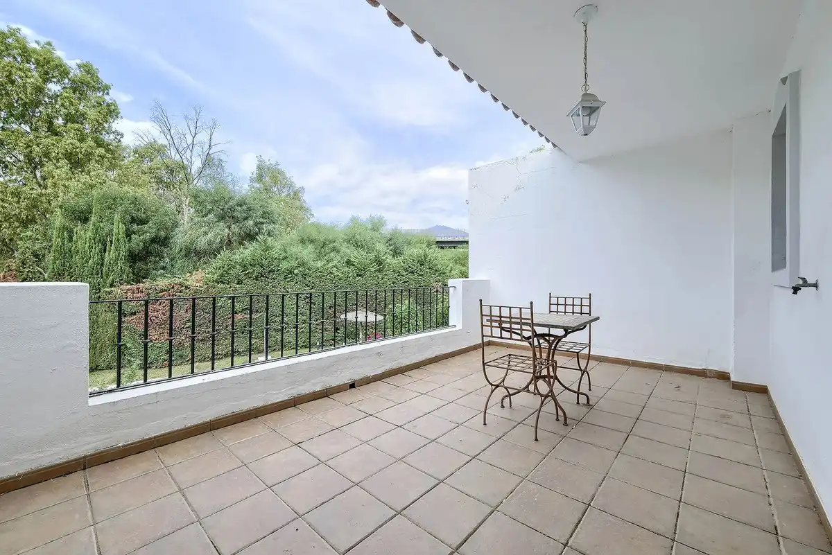 Terrasse von Einfamilien-Reihenhaus zum Verkauf in Marbella mit Klimaanlage und Terrasse