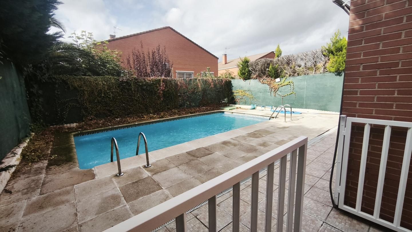 Piscina de Casa o xalet en venda en Rivas-Vaciamadrid amb Aire condicionat, Terrassa i Piscina comunitària