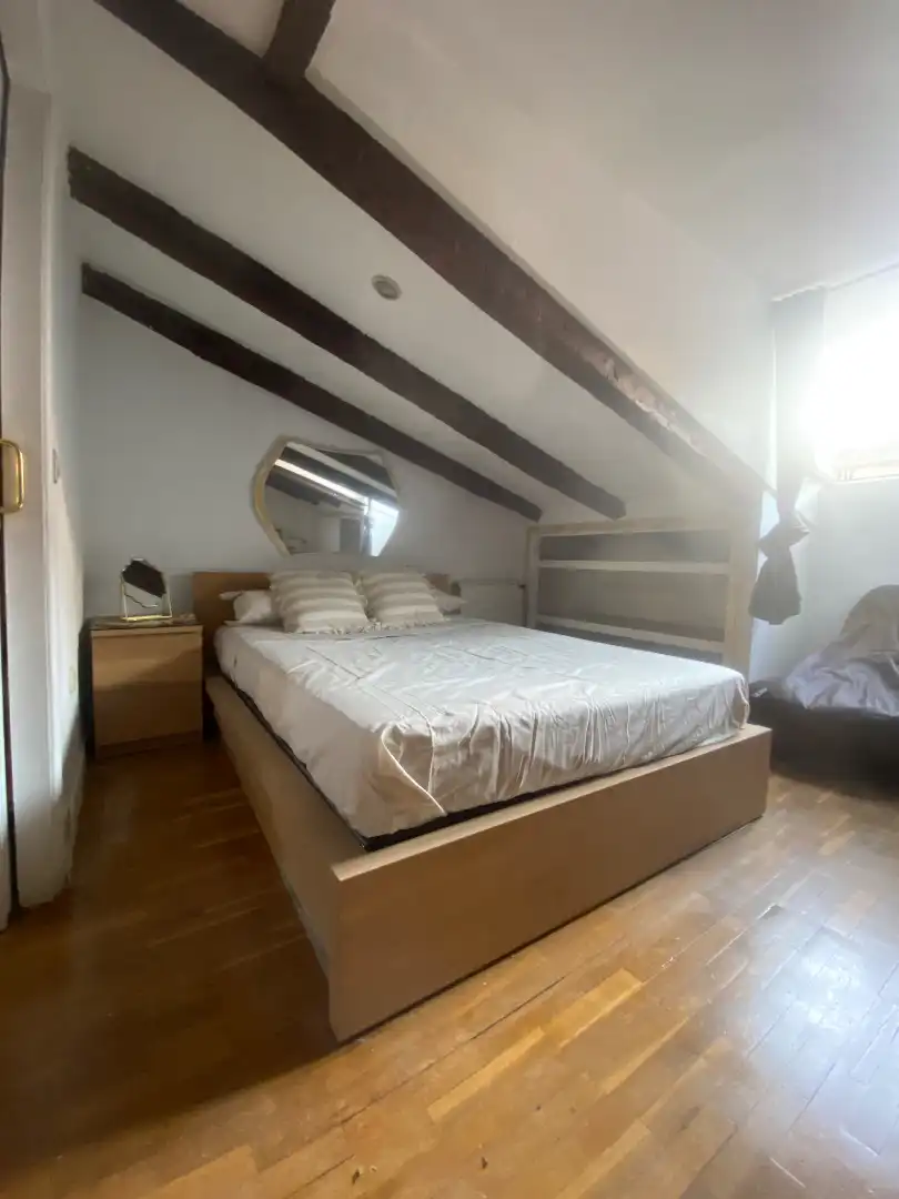 Schlafzimmer von Dachboden zur Miete in Madrid mit Klimaanlage, Heizung und Möbliert