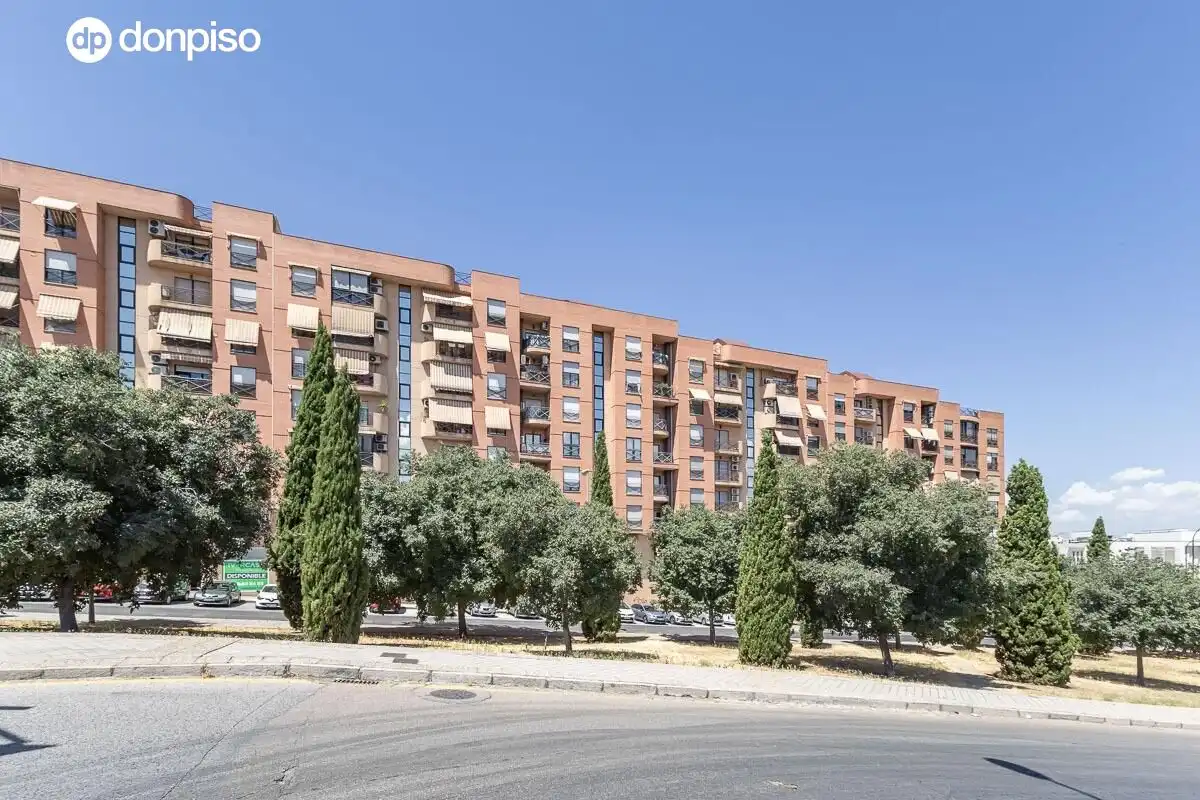 Vista exterior de Piso en venta en Granada con Aire acondicionado, Calefacción y Terraza