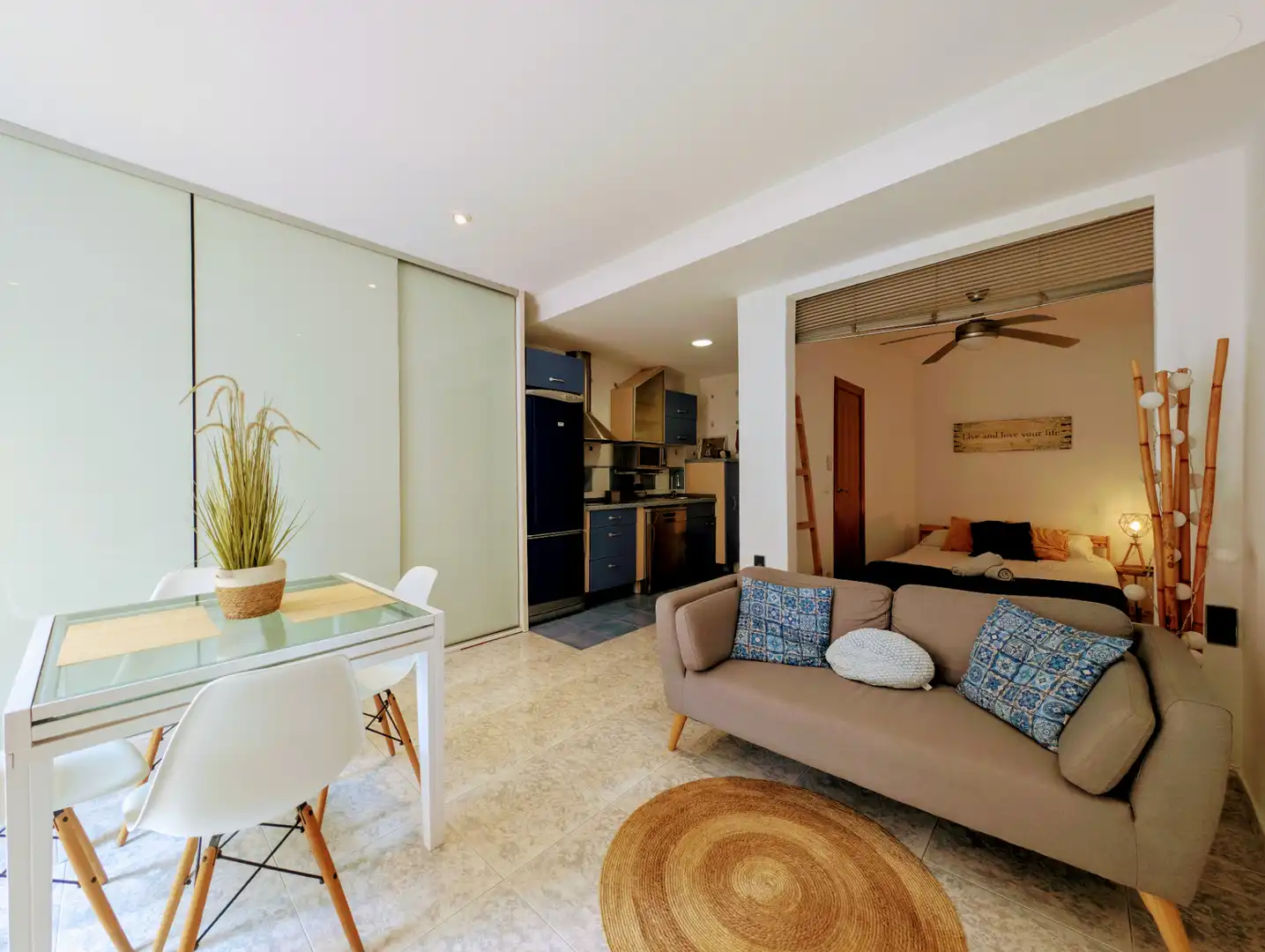 Sala de estar de Estudio de alquiler en  Barcelona Capital con Aire acondicionado, Calefacción y Amueblado
