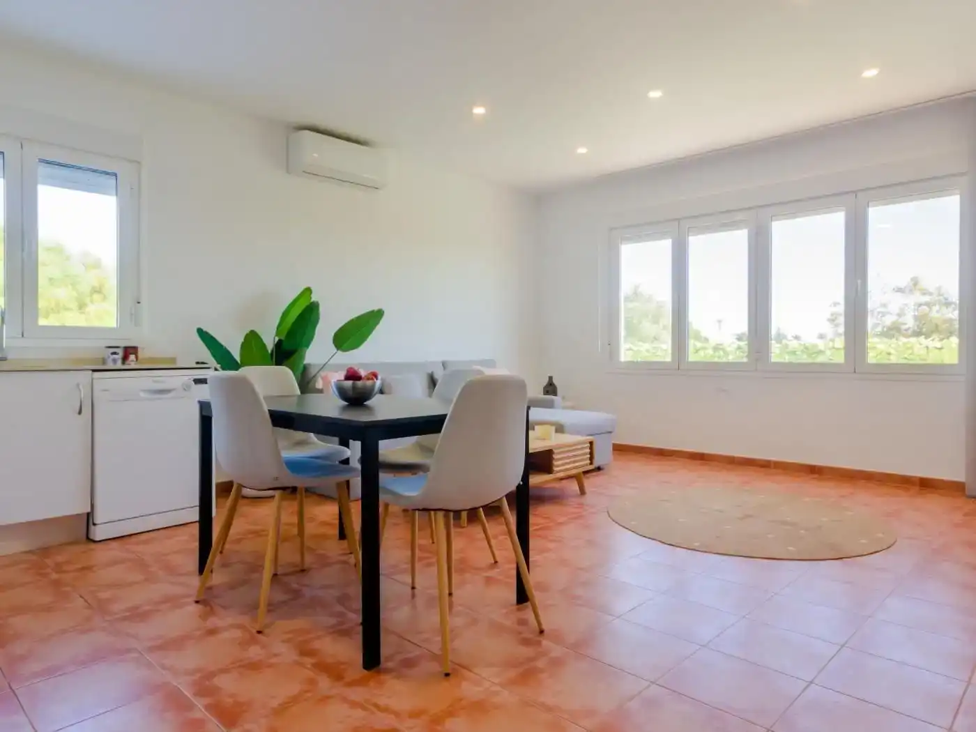Menjador de Casa o xalet en venda en Conil de la Frontera amb Aire condicionat, Jardí privat i Terrassa