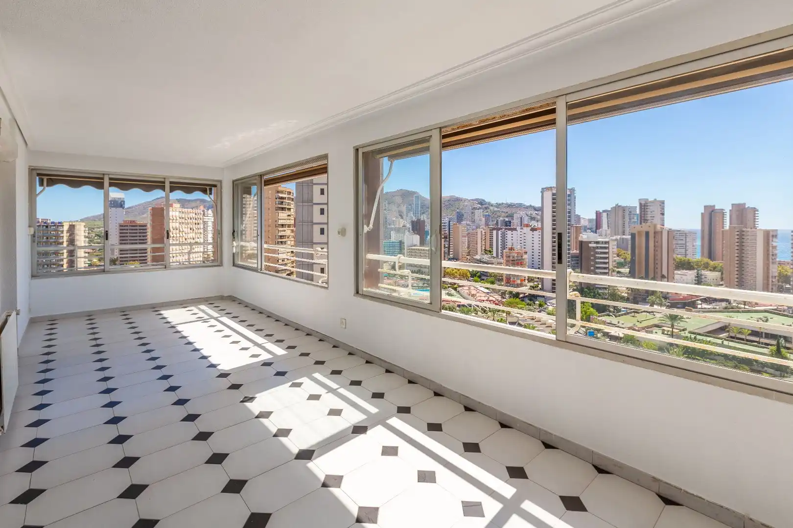 Habitación de Piso en venta en Benidorm con Aire acondicionado, Calefacción y Piscina comunitaria