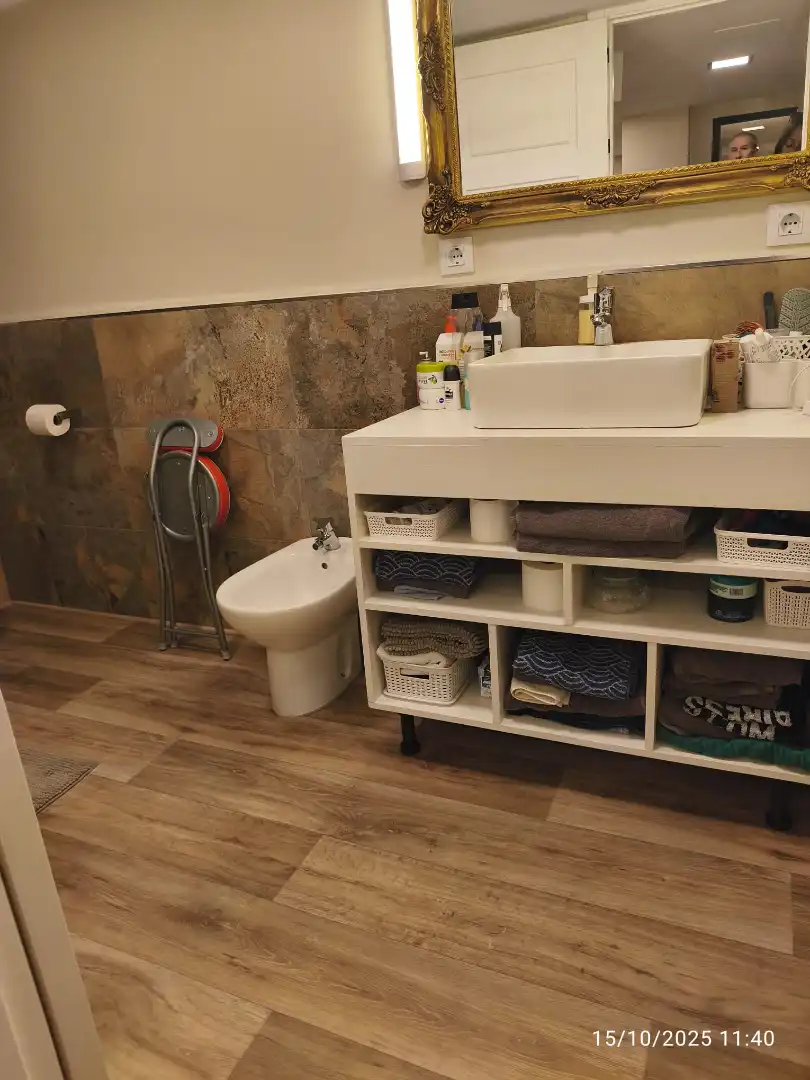 Badezimmer von Geschaftsraum zum Verkauf in Bormujos mit Klimaanlage, Parkett und Möbliert