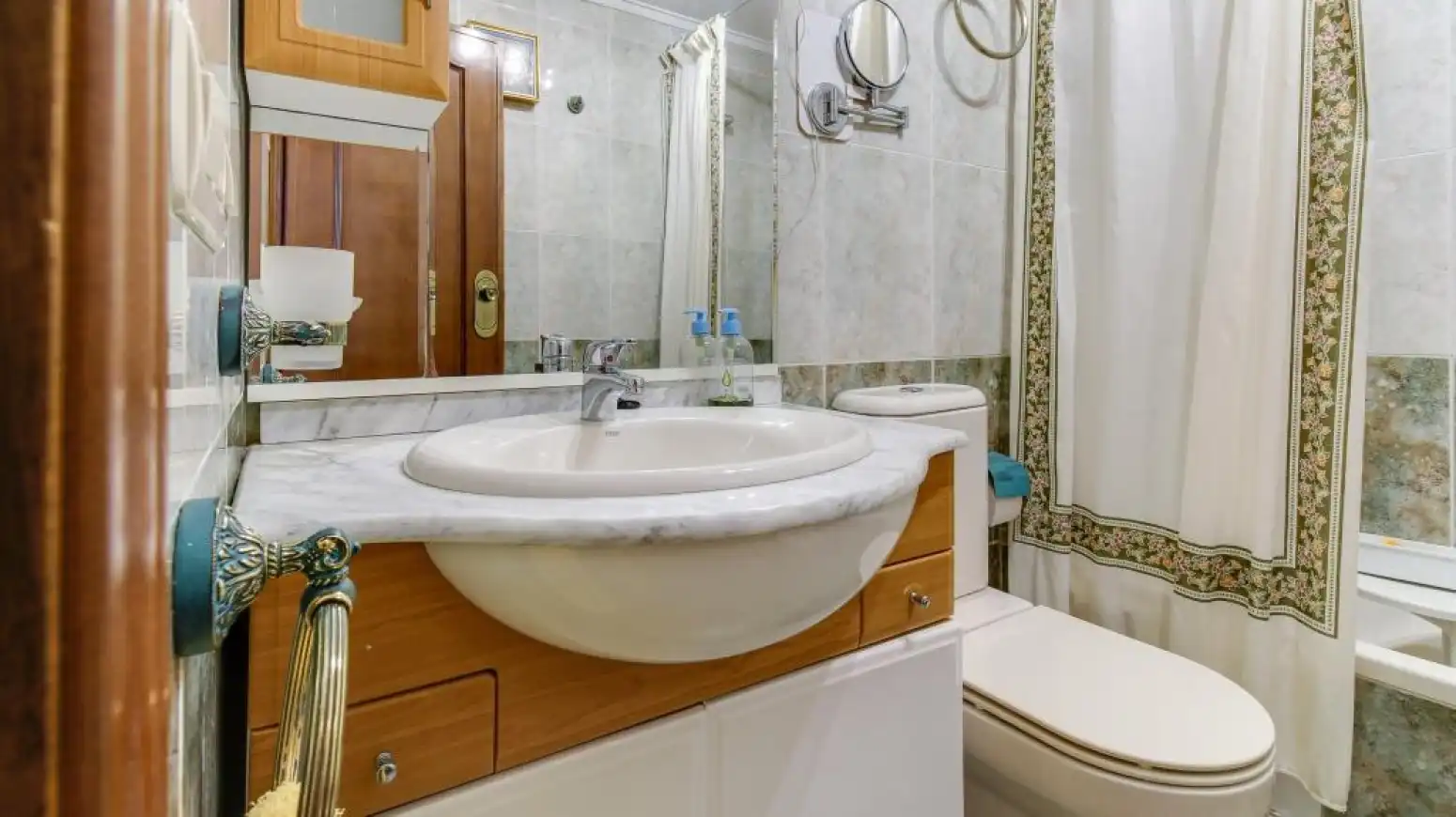 Badezimmer von Einfamilien-Reihenhaus zum Verkauf in Salamanca mit Heizung, Privatgarten und Parkett