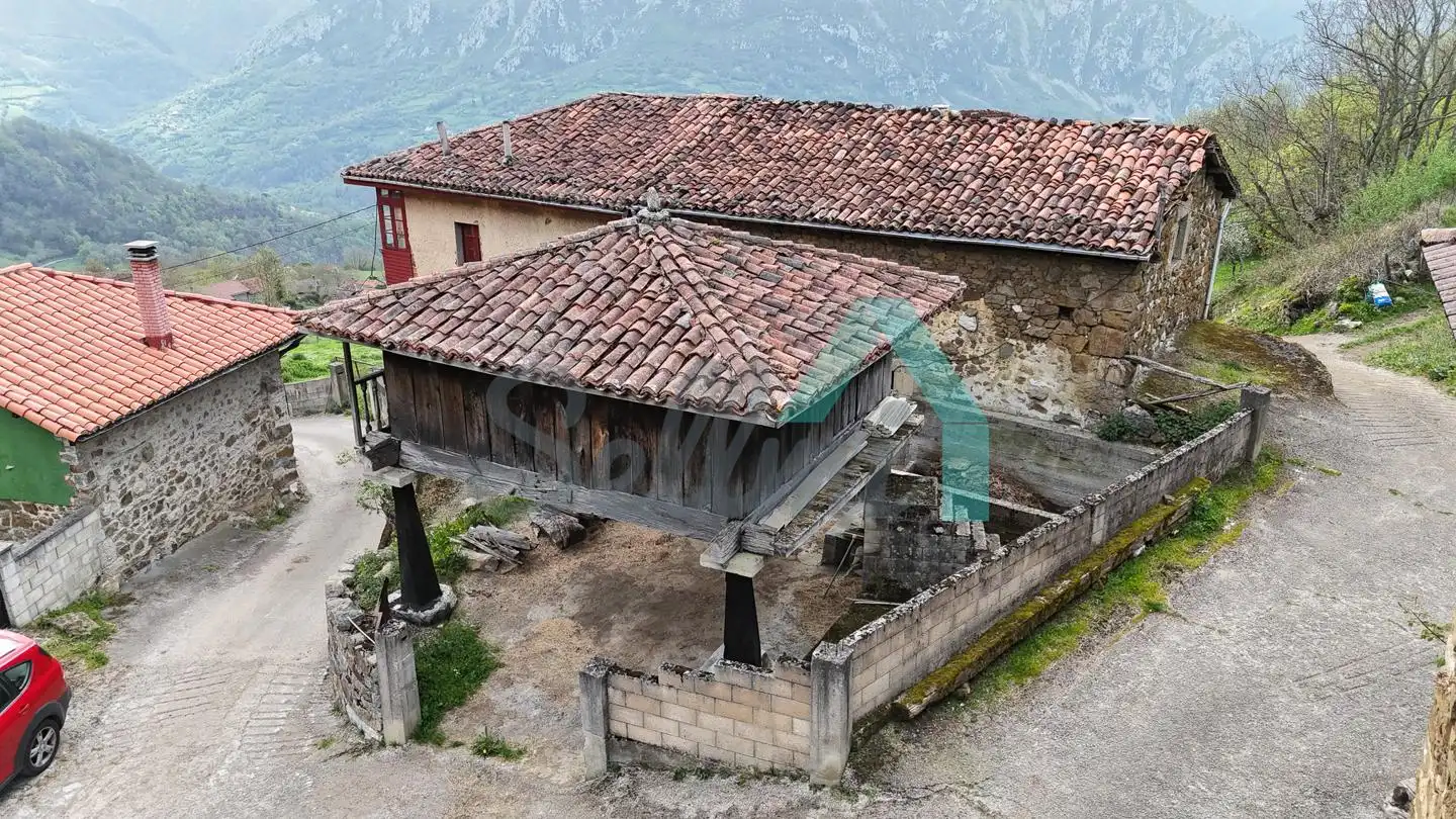 Außenansicht von Einfamilien-Reihenhaus zum Verkauf in Quirós mit Privatgarten und Terrasse