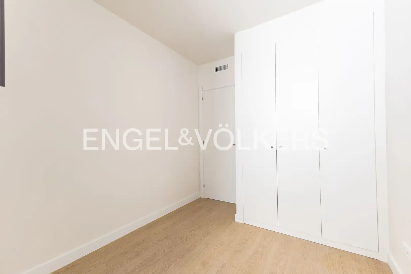 Habitación de Ático en venta en Vilanova i la Geltrú con Aire acondicionado, Calefacción y Terraza