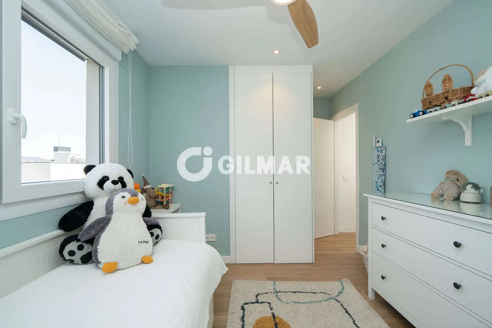 Habitación de Casa adosada en venta en Madrid con Calefacción, Jardín privado y Piscina