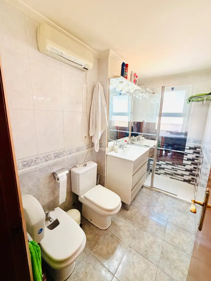 Bathroom of Flat for sale in Sevilla  with Air Conditioner and Terrace