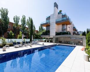 Swimming pool of Flat for sale in  Madrid Capital  with Air Conditioner and Terrace