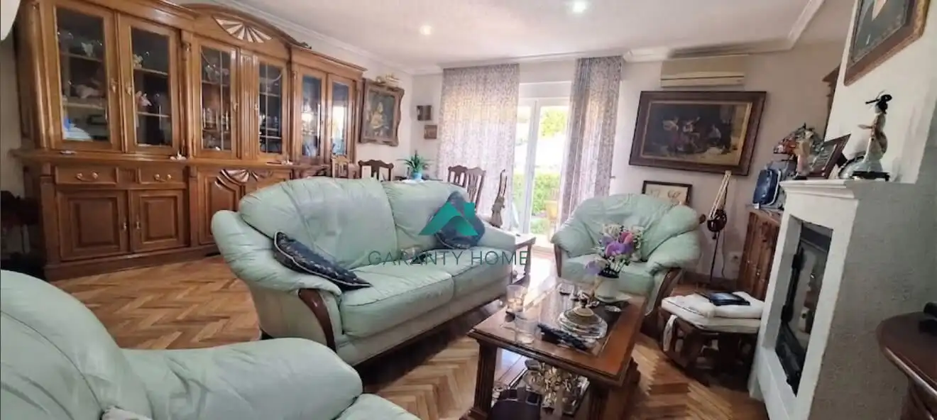 Sala d'estar de Casa adosada en venda en Las Rozas de Madrid amb Aire condicionat, Calefacció i Jardí privat